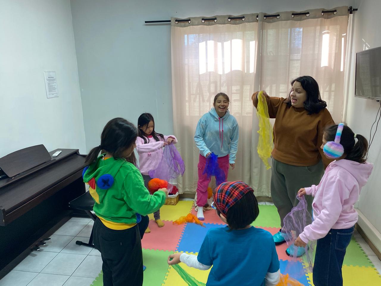 Clase grupal de expresión musical